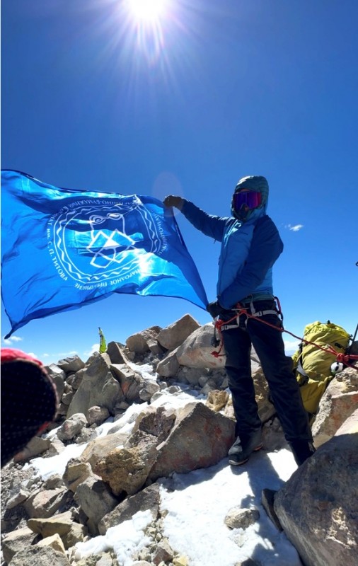 Флаг КБК подняли на самый высокий вулкан мира