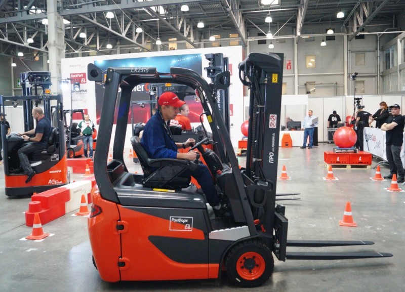 Водитель погрузчика ЗСЦ – в двадцатке лучших в России