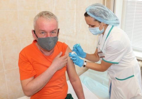 60 работников сделали прививку в ходе выездной вакцинации